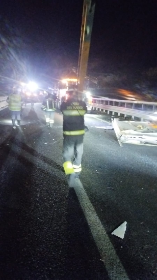 Mosciano - Urta cavalcavia  e perde il tetto del camion: A14 chiusa un’ora e una donna ferita